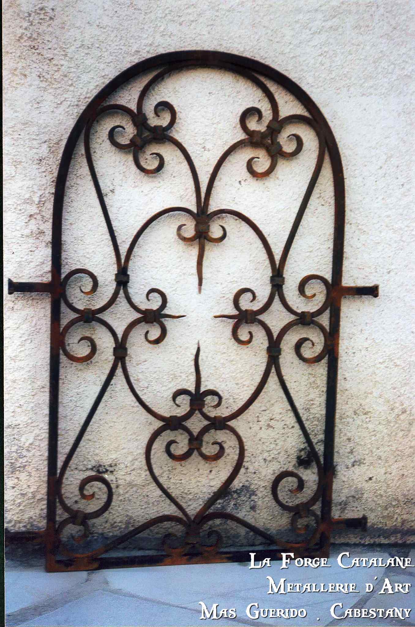 grille de defense avec grande volutes forge catalane.jpg
